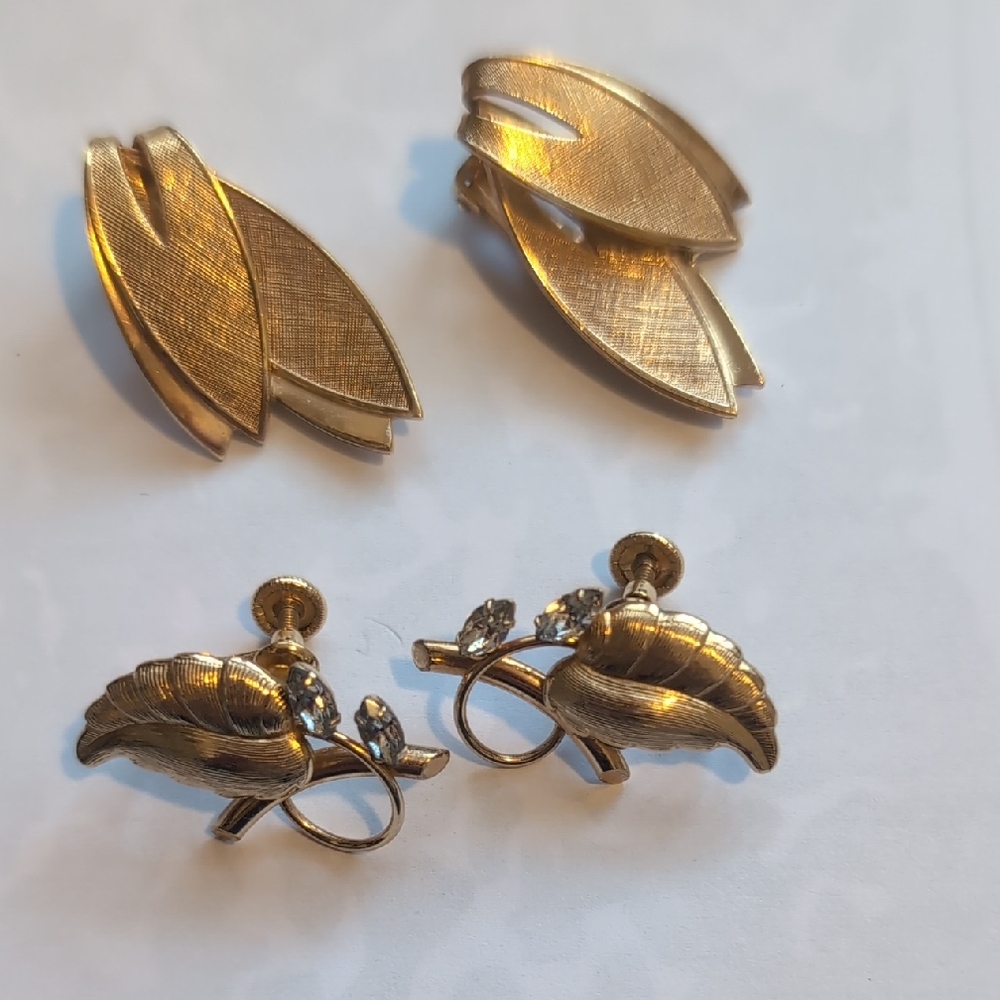 Elegant Gold Leaf Earrings Set